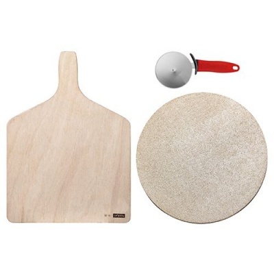Conjunto de utensílios para pizza incluindo pá de madeira, cortador com cabo vermelho e pedra para pizza redonda.