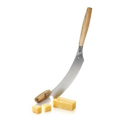 Faca de lâmina curva com cabo em madeira e queijo amarelo cortado em cubos