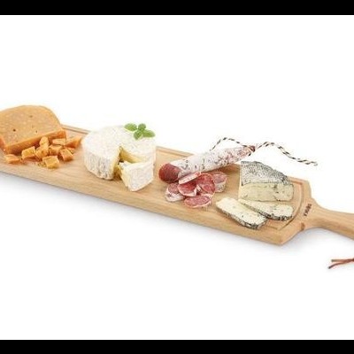 Tábua de madeira clara com queijos variados e linguiça sobre fundo branco.