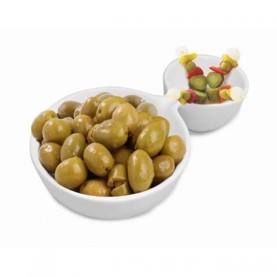 Prato branco dividido com azeitonas verdes e espetos decorativos