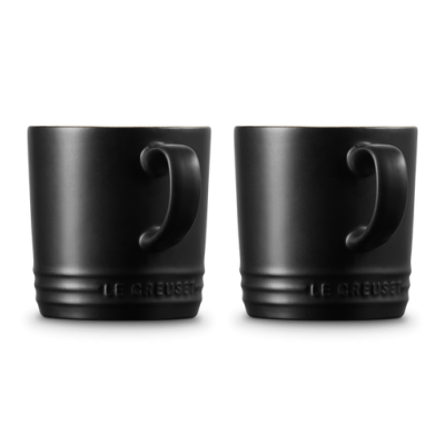 Duas canecas pretas de cerâmica com texto LE CREUSET