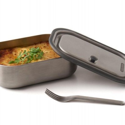 Recipiente retangular em aço inoxidável com tampa cinza e garfo de metal ao lado