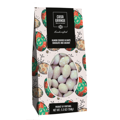 Embalagem de amêndoas cobertas em chocolate branco e coco com decoração de ovos coloridos