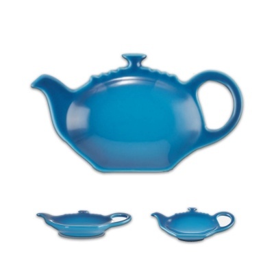 Chaleira azul de cerâmica com tampa e cabo