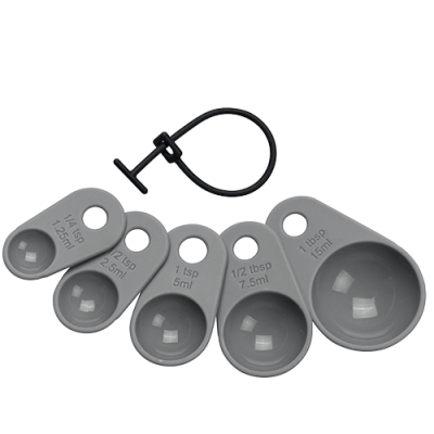 Cinco colheres medidoras cinzentas de plástico com argola preta