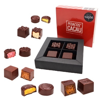 Caixa vermelha e preta com chocolates artesanais variados e texto PEDACOS DE CACAU.