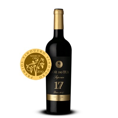 Garrafa de vinho tinto com rótulo preto e dourado e selo prémio dourado