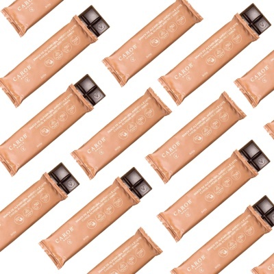 Barras de chocolate com embalagem bege e texto branco