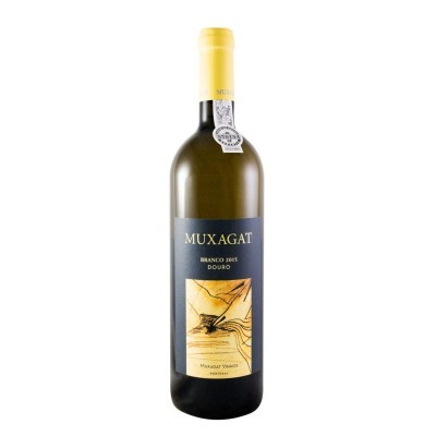 Garrafa de vinho branco Muxagat 2015 com rótulo azul escuro e amarelo