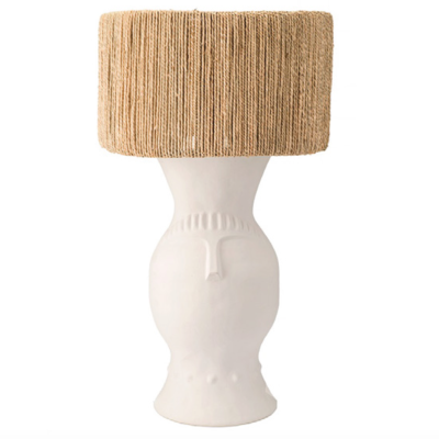 Candeeiro cerâmica branca com rosto estilizado e aba em corda rústica bege