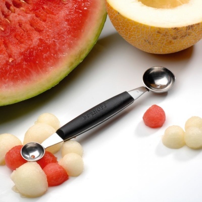 Colher dupla para bolas de fruta com bolinhas de melão e melancia e metade de melão e melancia.