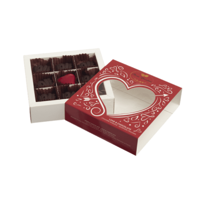 Caixa de chocolates com tampa vermelha em formato de coração e chocolates variados