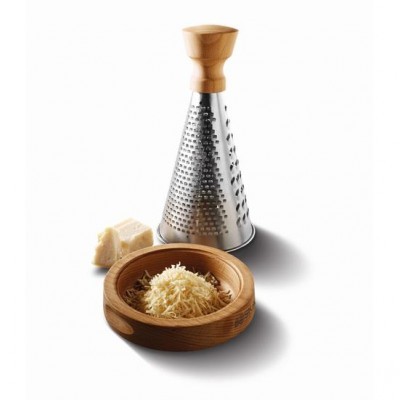 Ralador de cone metálico com pega de madeira ao lado de queijo ralado e pedaços de queijo