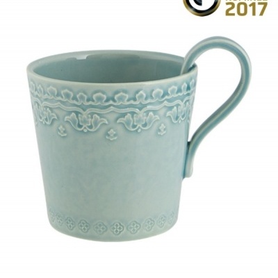 Caneca azul claro com padrão decorativo em relevo