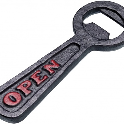 chave de abrir garrafas preta com palavra OPEN vermelha