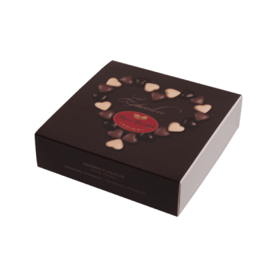 Caixa quadrada de bombons Lindt Sabores Clássicos com corações de chocolate na tampa
