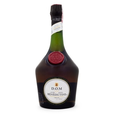 Garrafa de licor BÉNÉDICTINE D.O.M. com selo vermelho e rótulo branco