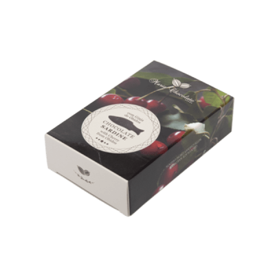 Embalagem de chocolate com design de cerejas e folhas verdes