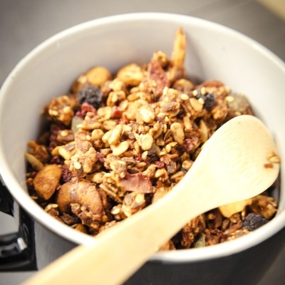 Granola crocante em caneca com colher de madeira e texto CROCANTE & NATURAL