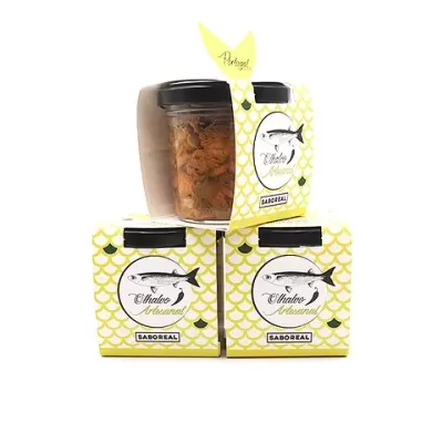 Caixas amarelas com frasco de peixe desidratado e rótulo branco com texto e desenho de peixe