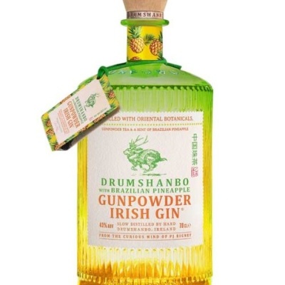 Garrafa de gin irlandês Drumshanbo Gunpowder Irish Gin com etiqueta e pendente com abacaxis