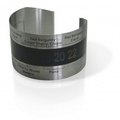 Pulseira metálica prateada com gravações de tipos de vinho e uma faixa preta com números