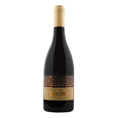 Garrafa de vinho tinto com rótulo dourado e preto e tampa creme