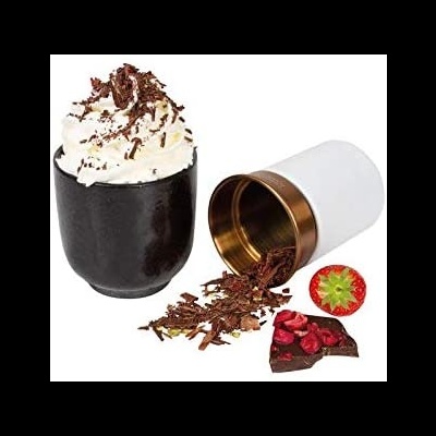 Chávena preta com chantilly e chocolate, recipiente branco com folhas de chá, morango e chocolate com frutas