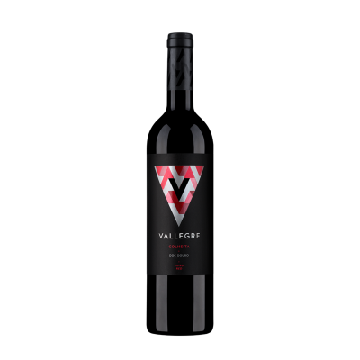 Garrafa de vinho tinto com rótulo preto e design geométrico vermelho