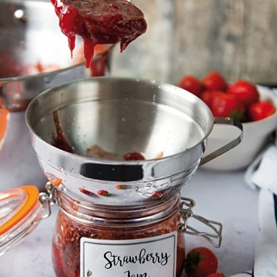 Frasco de vidro com compota de morango e etiqueta Strawberry Jam com morangos ao redor