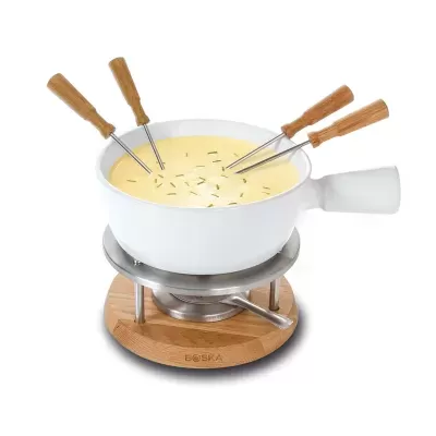 Conjunto para fondue com panela branca, base de madeira e garfos com cabos de madeira