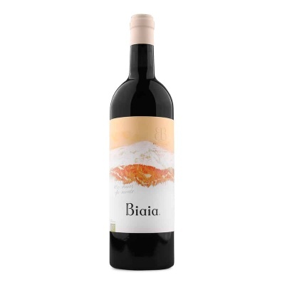 Garrafa de vinho tinto com rótulo branco e castanho claro e texto Biaia