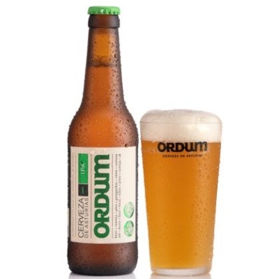 Garrafa e copo de cerveja ORDUM IPA com rótulos e texto visíveis