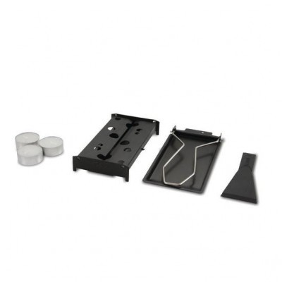 Conjunto de acessórios metálicos e plásticos pretos com três velas pequenas brancas