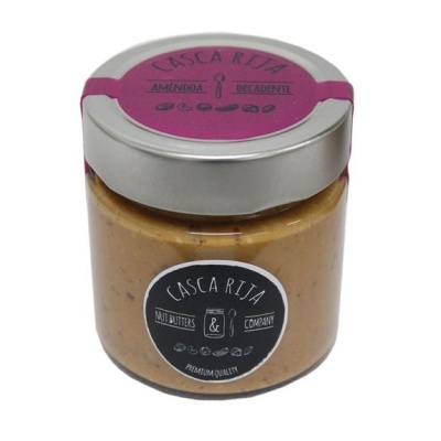 Pote de creme de amêndoa com rótulos preto e rosa