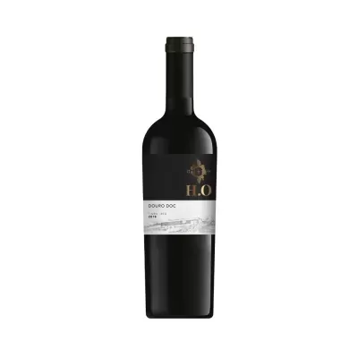 Garrafa de vinho tinto H.O Douro DOC 2018 com rótulo preto e branco