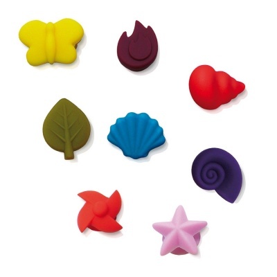 Oito apagadores coloridos em formas variadas sobre fundo branco