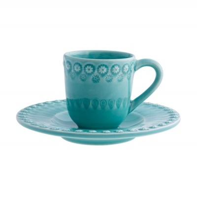 Conjunto de chávena e prato em cerâmica azul turquesa com padrão floral em relevo