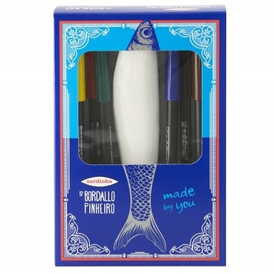 Conjunto de sardinha de cerâmica branca com marcadores coloridos em embalagem azul decorada com padrão de peixe.