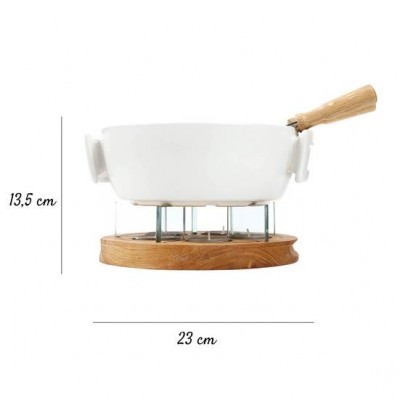 Panela branca de fondue com pega de madeira sobre base de madeira
