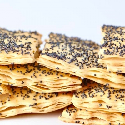 Bolachas crocantes retangulares com sementes pretas empilhadas