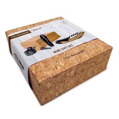 Caixa em cortiça para conjunto de presente de vinho com rótulo a mostrar acessórios