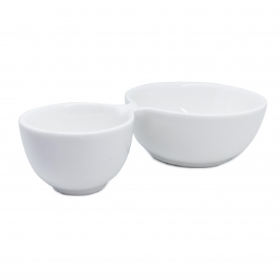 Dois recipientes brancos em cerâmica unidos, um pequeno e outro maior, em fundo branco