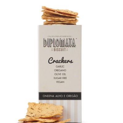 Pacote branco de crackers Diplomatá com alho e orégãos, com bolachas empilhadas à frente e por cima.