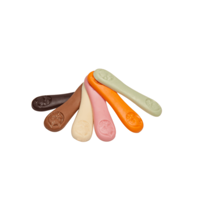 Colheres coloridas de plástico dispostas em leque