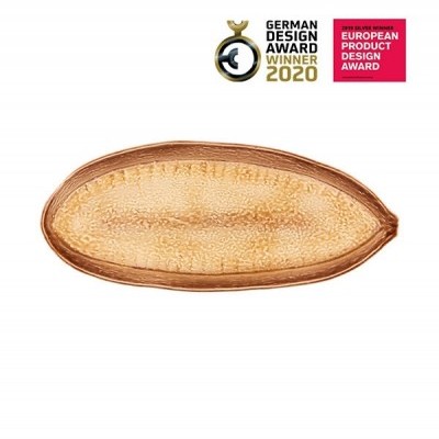 Prato decorativo oval com textura de madeira e logos de prémios de design