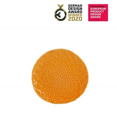 Prato redondo laranja com padrão geométrico em relevo