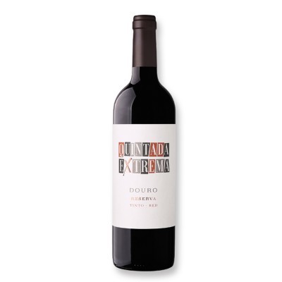 Garrafa de vinho tinto com rótulo branco e texto Quintada Extrema