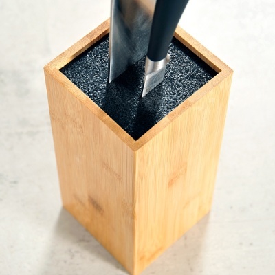 Suporte de facas em madeira com duas facas inseridas