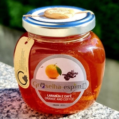 Frasco de geleia de laranja e café com rótulo e tampa azul e branca